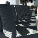 Chaises de bar en gros plan sur aspect résine tressée alignées le long d'un bar
