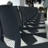 Chaises de bar en gros plan sur aspect résine tressée alignées le long d'un bar