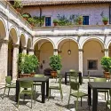 Chaise extérieur polypro vert olive sur terrasse dans cour intérieure