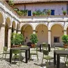 Chaise extérieur polypro vert olive sur terrasse dans cour intérieure