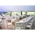 Chaise blanche en bois repas de mariage en extérieur couvert