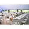 Chaise blanche en bois repas de mariage en extérieur couvert