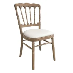 Chaise en bois brut empilable