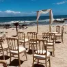 Chaise de réception en bois brut sur une plage