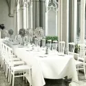 Chaise restaurant professionnel en polypro dans une salle de réception