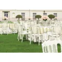 Chaise professionnelle en polypro blanc repas de mariage dans un parc