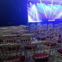 Chaise avec galette velours bordeaux dans salle de spectacle