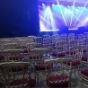 Chaise avec galette velours bordeaux dans salle de spectacle