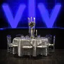 Chaise de restaurant professionnel polycarbonate transparent dans salle de spectacle
