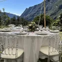 Chaise transparente avec assise blanche en extérieur