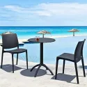 Chaise professionnelle en polypro noir avec table au bord d'une piscine