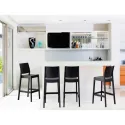 Tabouret de bar polypro noir en intérieur