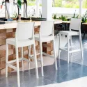 Tabouret de bar blanc en extérieur