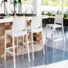 Tabouret de bar blanc en extérieur