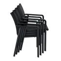 Fauteuils en polypro noir empilés en pile de 4
