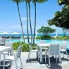 Fauteuil de terrasse blanc en bord de piscine
