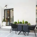Fauteuil de terrasse noir sur terrasse extérieure