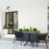 Fauteuil de terrasse noir sur terrasse extérieure