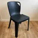 Chaise monobloc grise en plastique pour salle des fêtes
