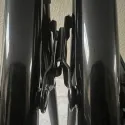 Système d'accroche pour les chaises en métal