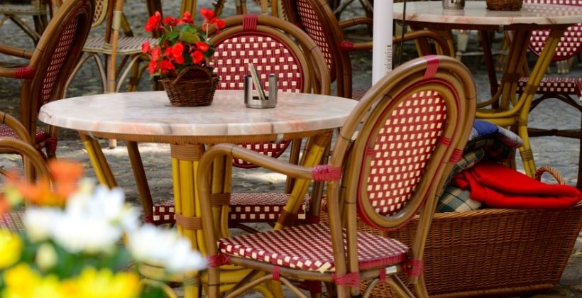 chaise de bistrot rouge et blanc