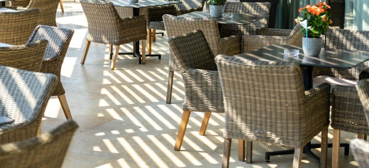 tables et chaises extérieures professionnelles sur une terrasse