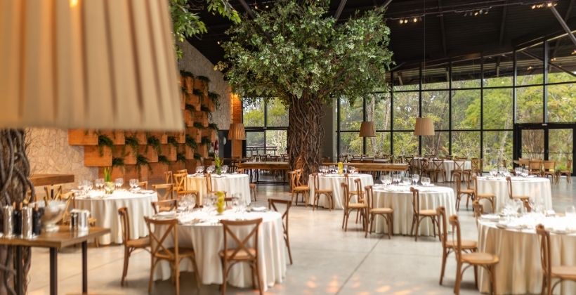 décoration de mariage dans une salle des fêtes